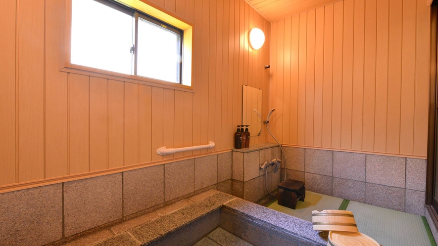 *貸切風呂“石鏡”/ほんのり薫る硫黄の香りも天然温泉だからこそ。草津温泉の泉質を存分にご堪能下さい。