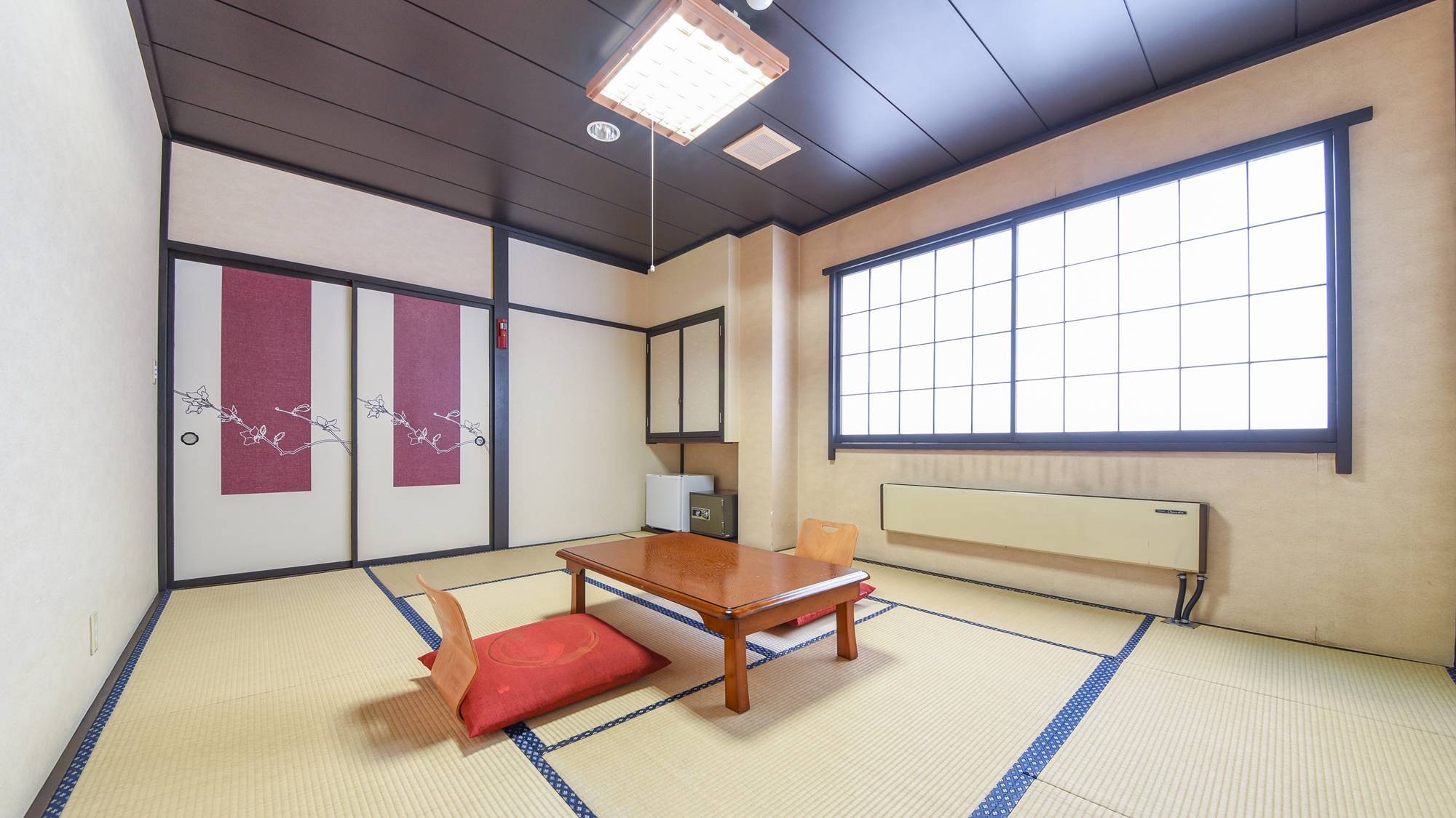 中村屋旅館の湯畑側客室の一例