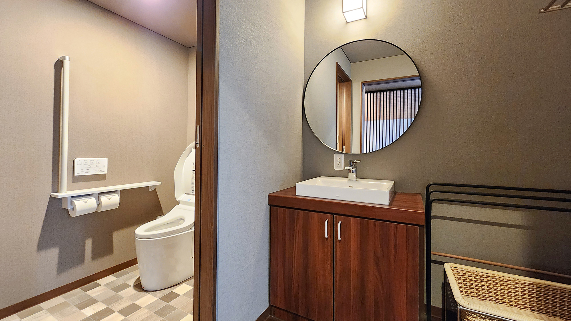 #【離れ特別室 胡蝶】水回りはトイレ・洗面・お風呂と並びで造られています