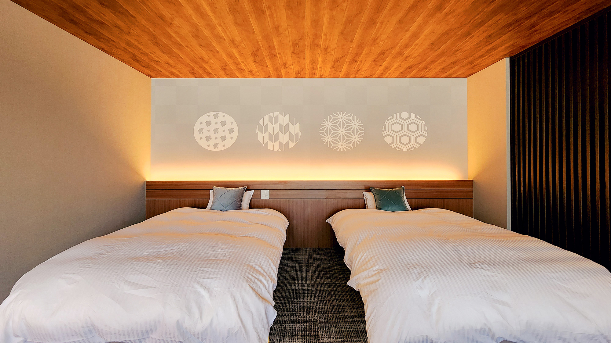 #【離れ特別室 胡蝶】セミダブルのベットと間接照明のやわらかな光に包まれる空間