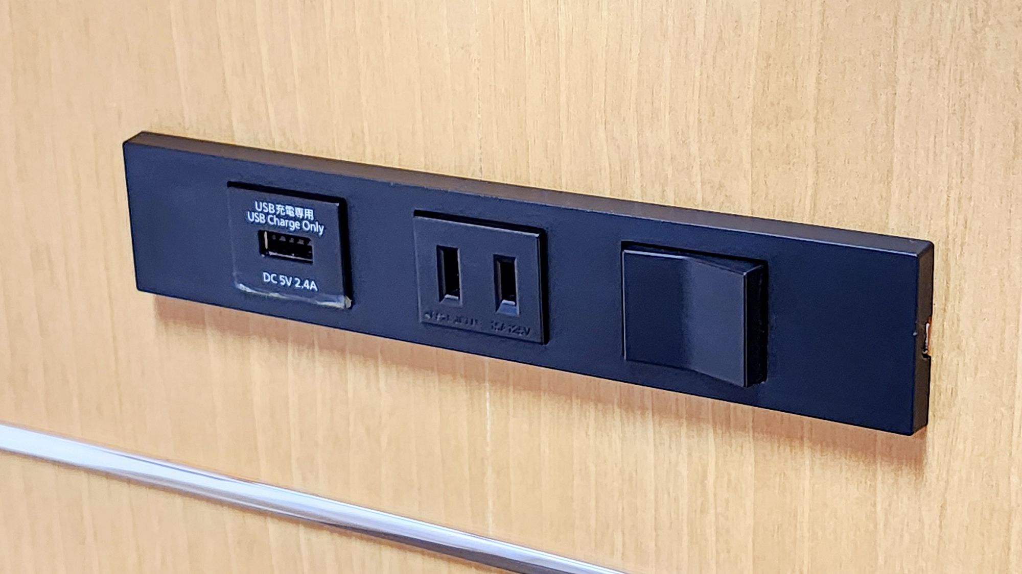 #コンセント　ベットサイドにはコンセントとUSBソケットを完備