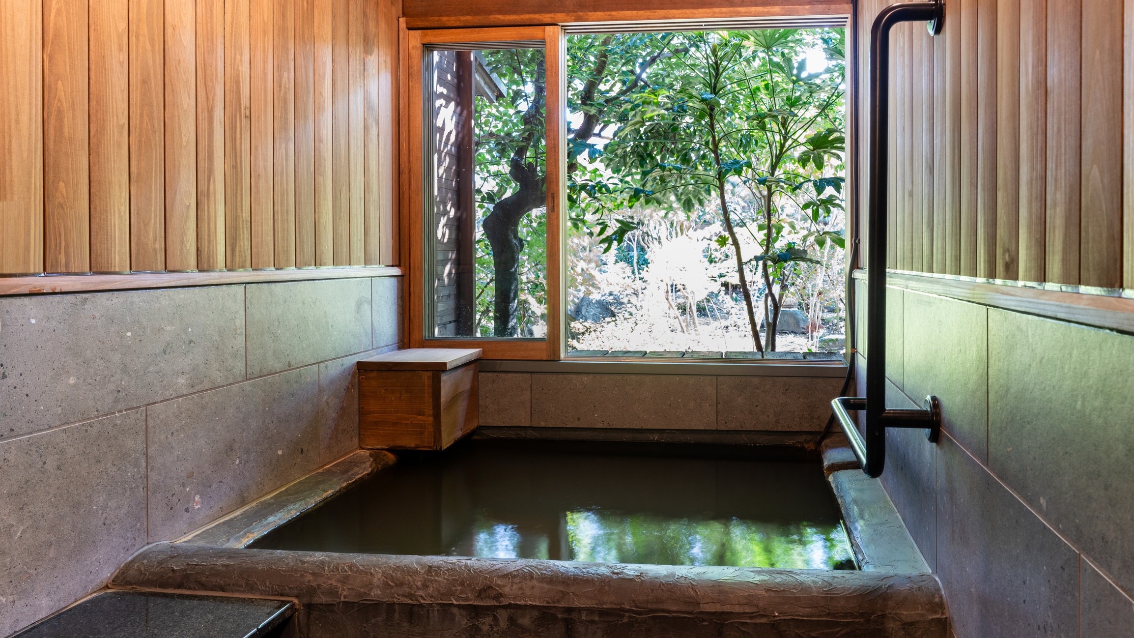 貸切露天風呂「緑彩の湯」