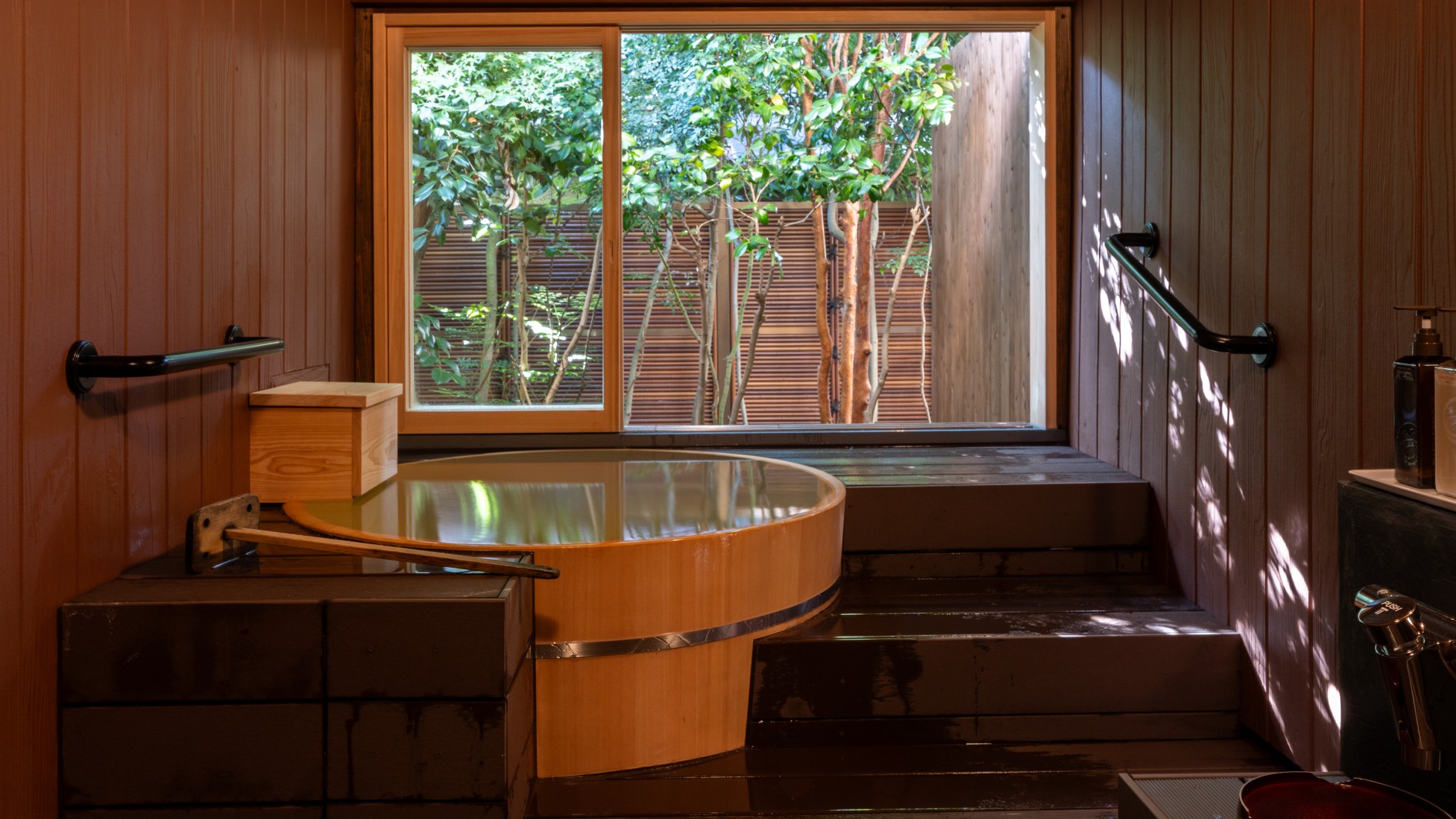 貸切半露天風呂「たる湯」