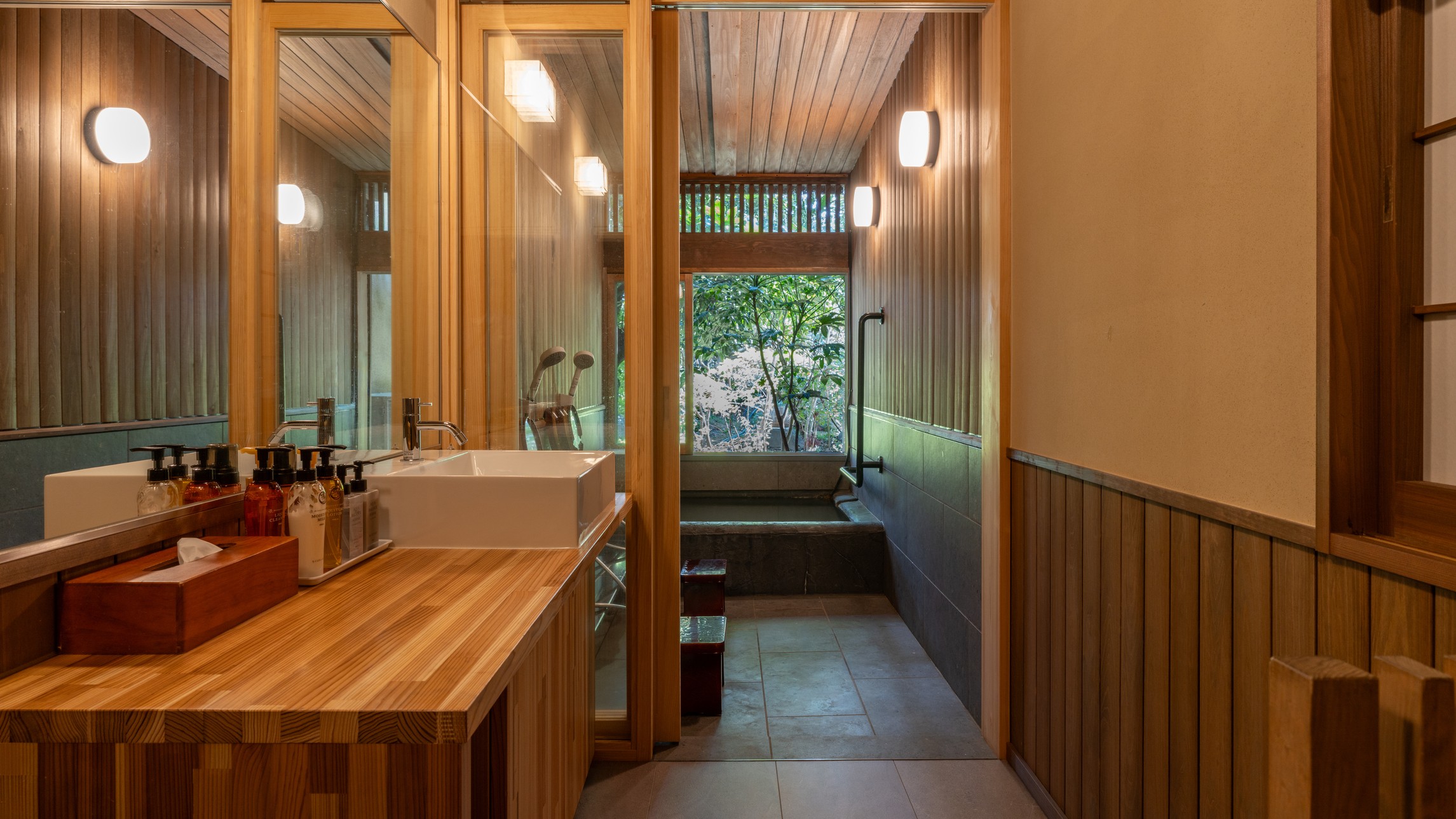 貸切露天風呂「緑彩の湯」