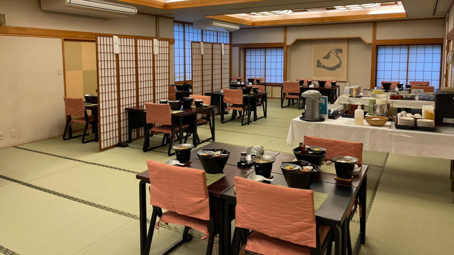 【平日限定プラン】掛け流し温泉満喫！季節感たっぷりの夕食◆畳にイス席の食事処で楽しむ｜1泊2食