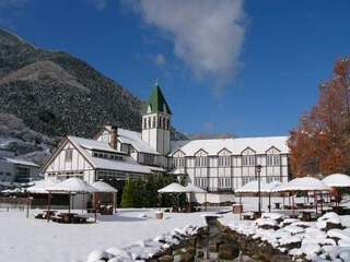 冬　一面雪化粧のホテル外観