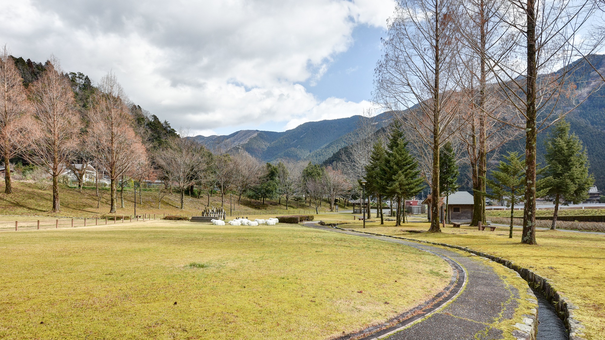 *【中庭】のんびりとお散歩はいかがでしょうか？