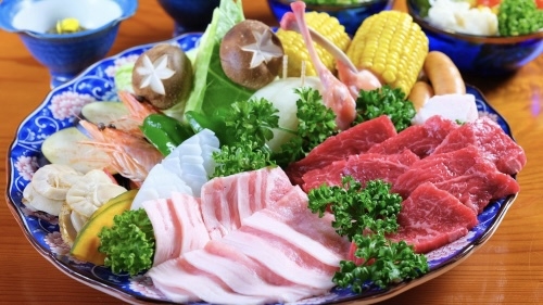 【当館名物】海を見ながら海鮮BBQ＆舟盛り付！いっぱい遊んで檜風呂でのんびり♪＜夕朝食付＞