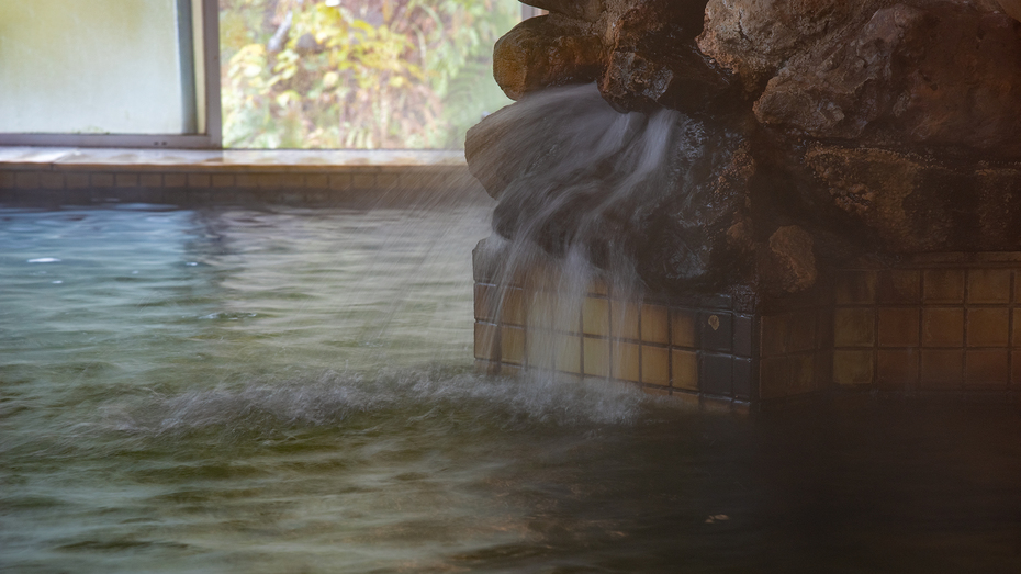 【素泊まり】湯気がもくもくと立ち込める天然温泉は24時間入浴可能！