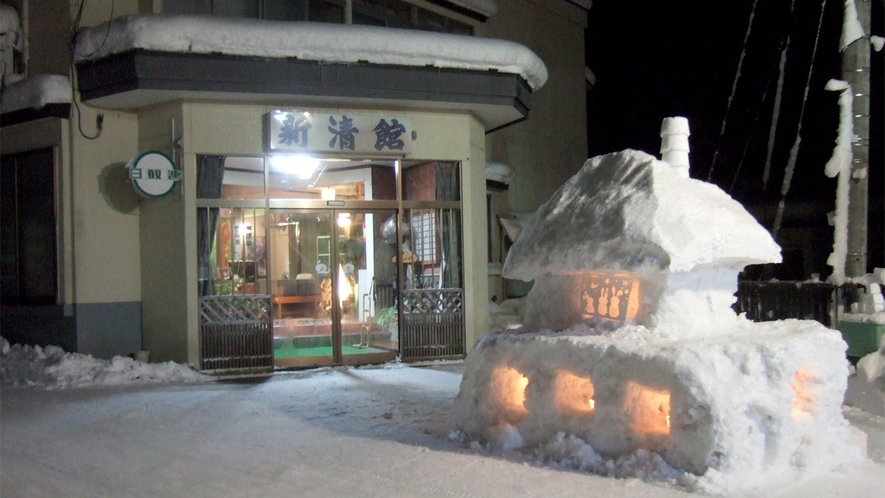 *【雪あかりの様子】町中にろうそくが灯るお祭り。雪のオブジェでお出迎えします。
