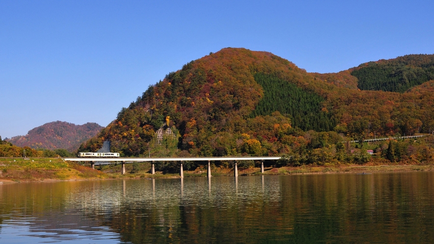 *【周辺観光】錦秋湖。新緑に染まる春、湖畔の紅葉の美しさが映える秋など、四季の景観が魅力です。