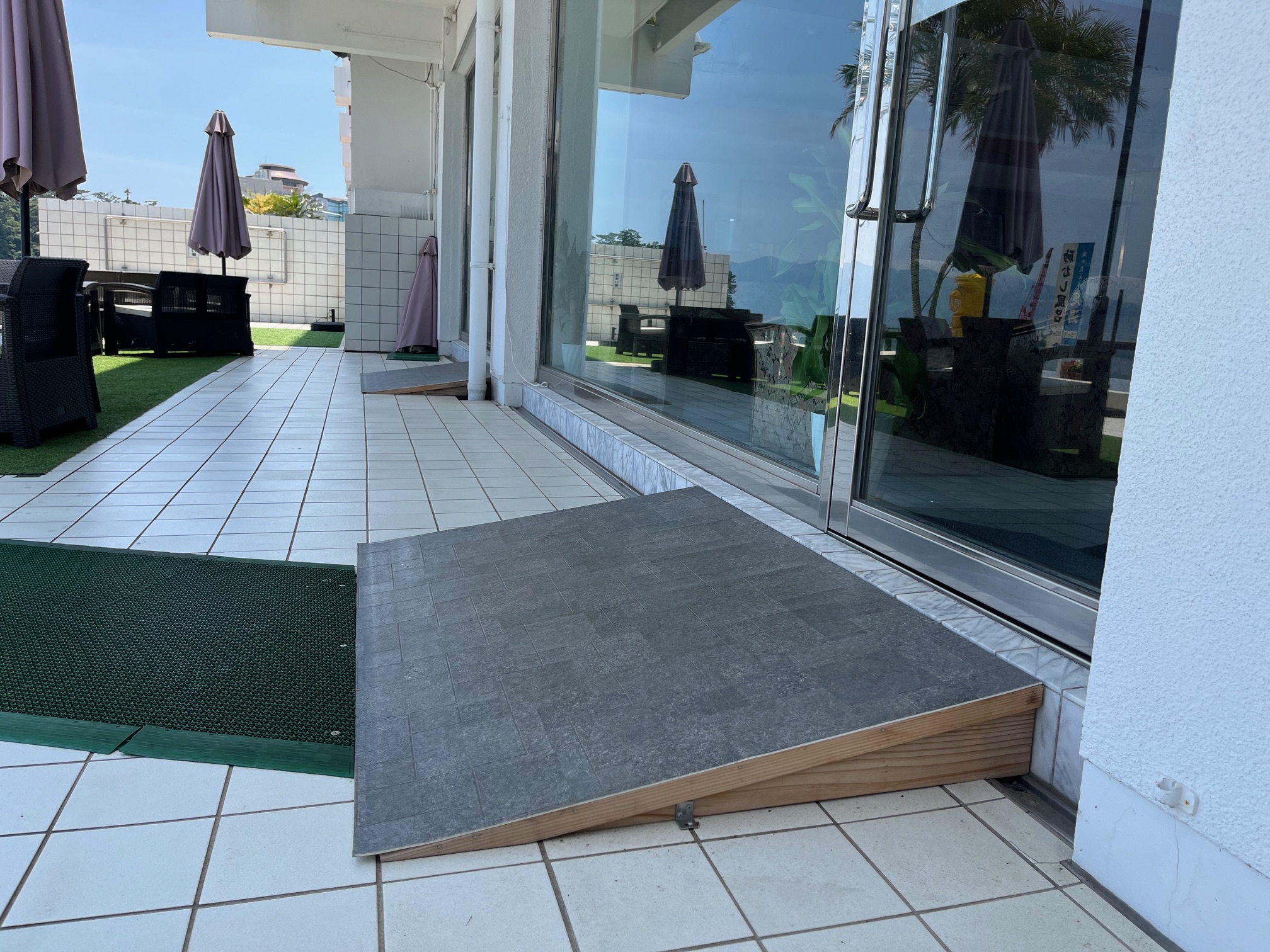 【バリアフリー情報】テラスへの入口のスロープ