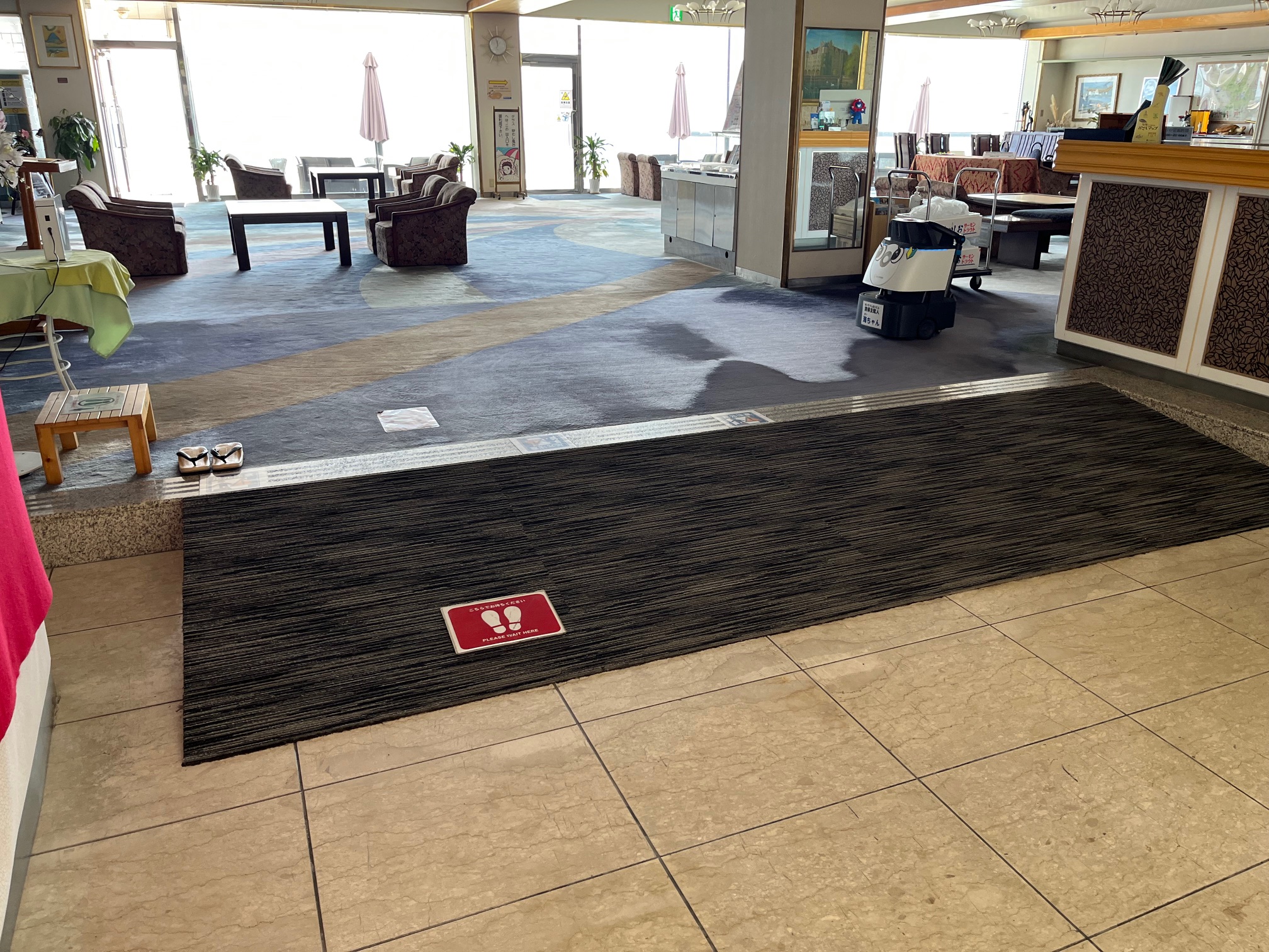 【バリアフリー情報】ホテル入口のスロープ