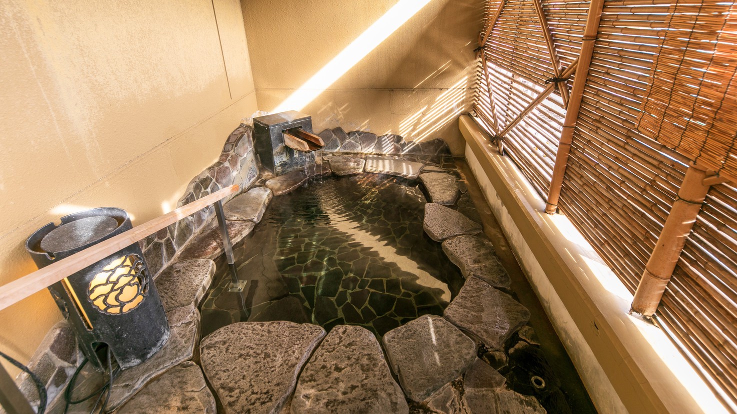 【川側】かけ流し露天風呂付（岩風呂）広々12.5畳和室一例