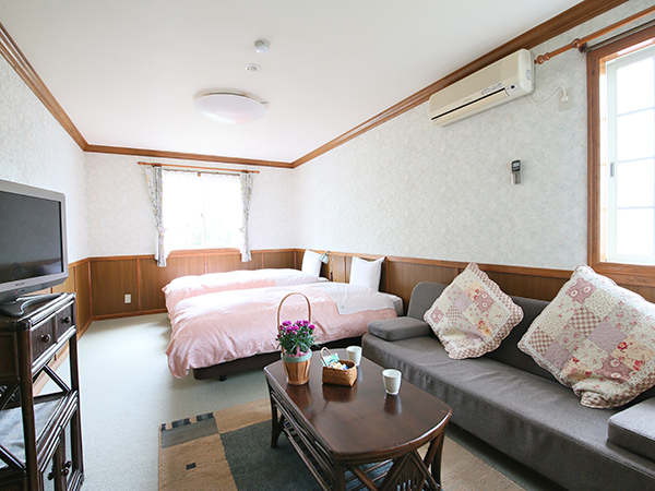 富士山麓の大自然を十分に堪能できる、開放的で明るい客室