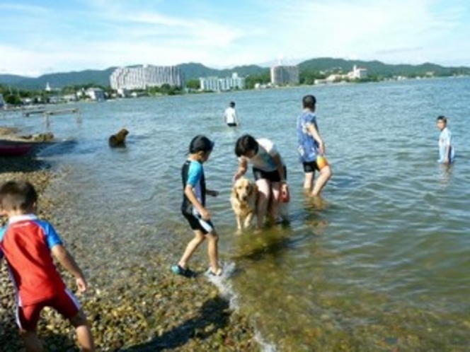 ペンションクッチェッタの目の前はこんな感じ。浜名湖で水遊び。水着を忘れずにね。
