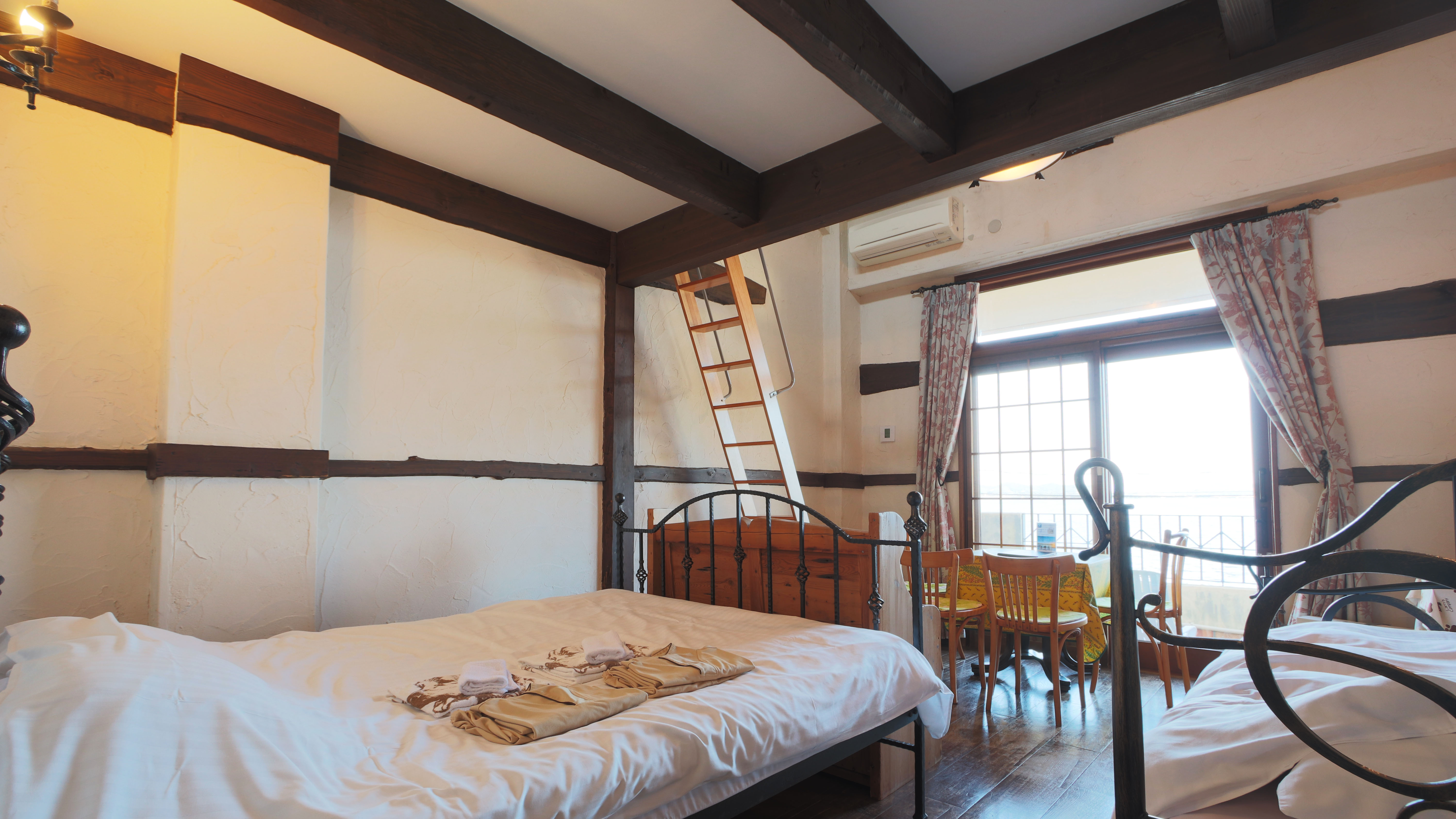 洋館A号室◆アンティークなアイアン製ベッドに、隠れ家のようなロフト付き空間*