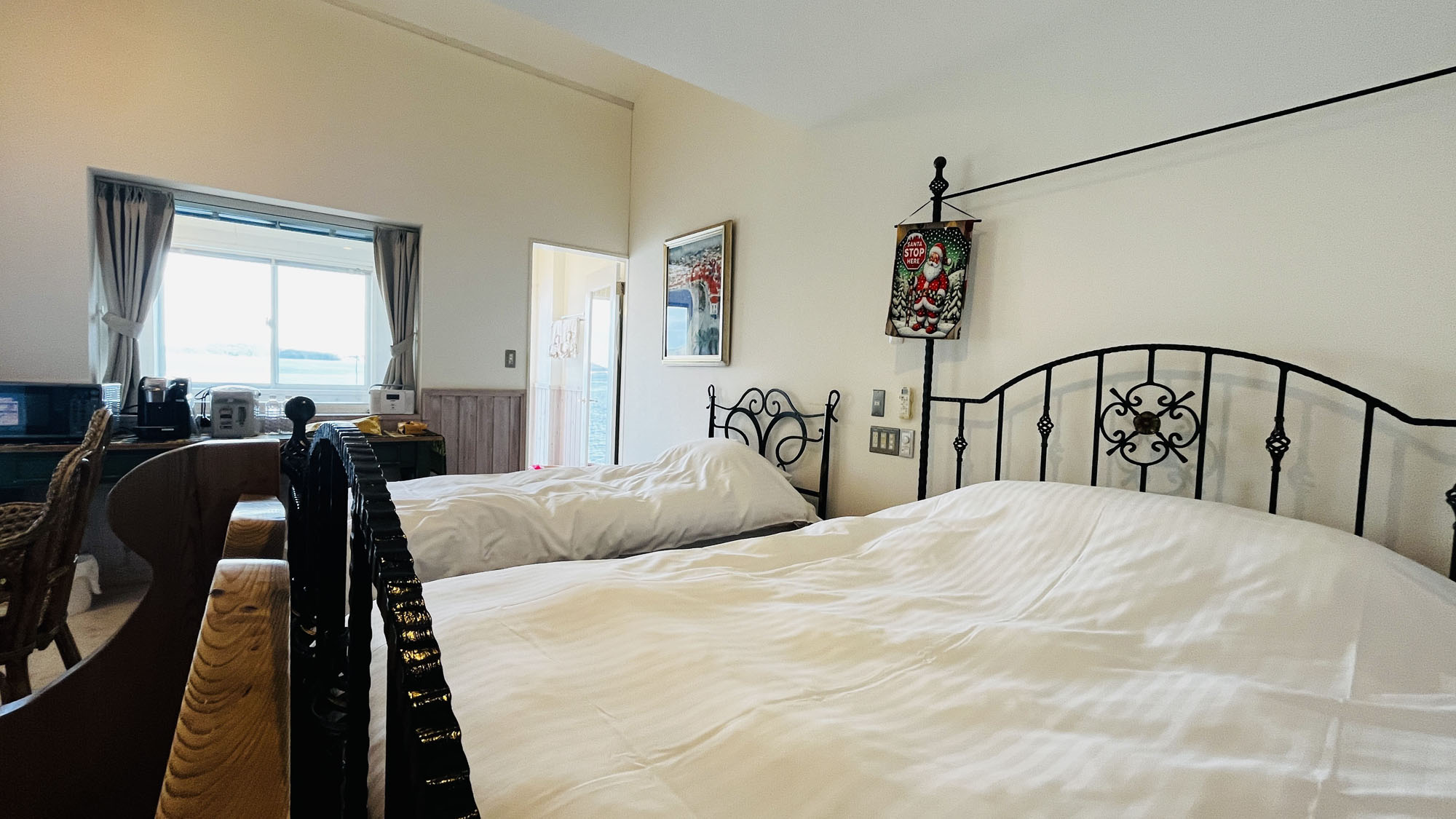 本館3号室◆湖を望む窓が心地よい、落ち着いたツインルーム。*