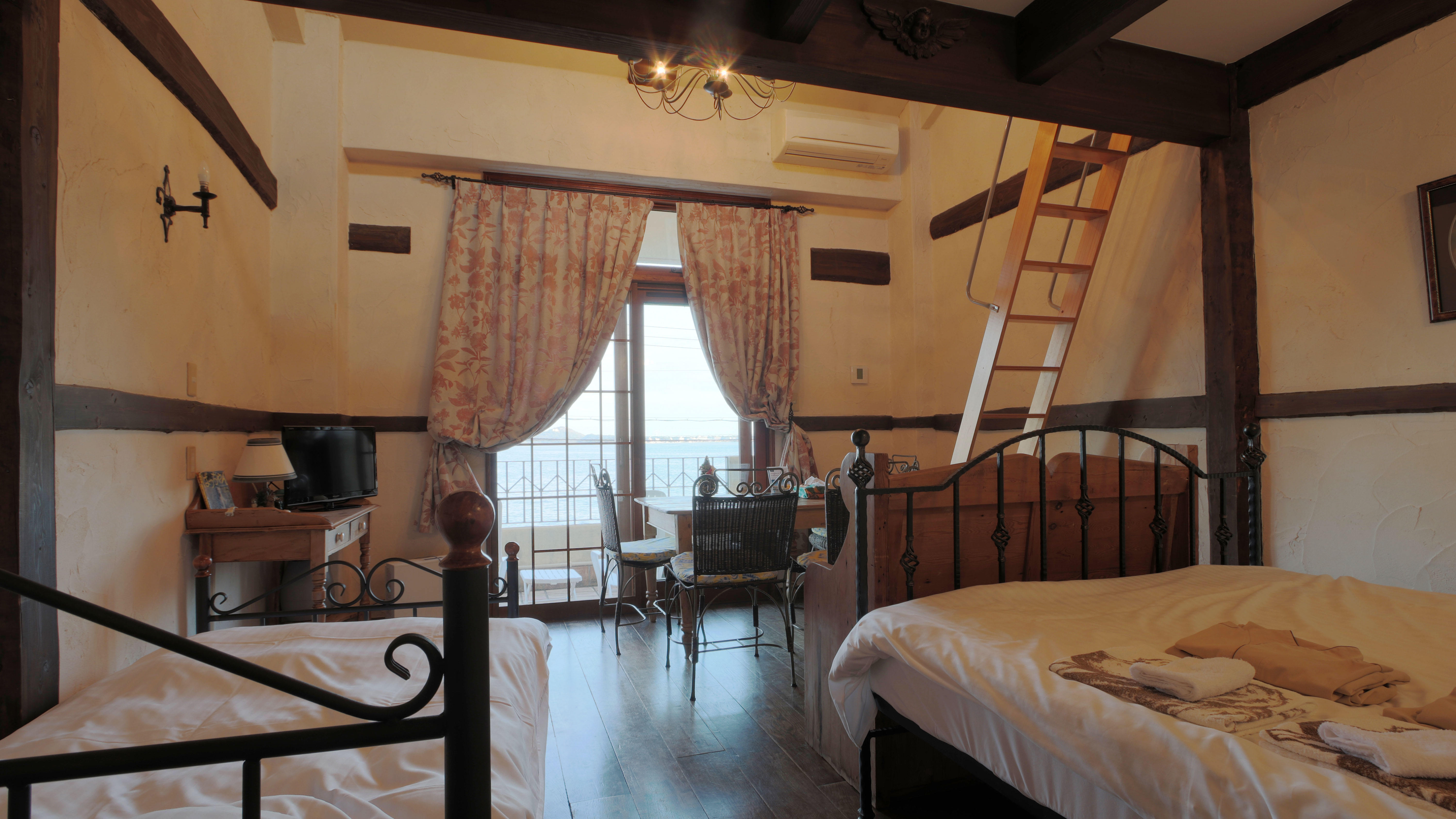 洋館C号室◆木の優しい温もりを感じるお部屋です*