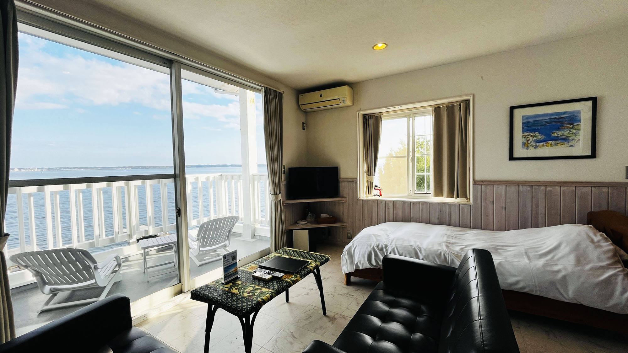 本館7号室◆ゆったりと湖を眺められる、明るく開放的な客室。*