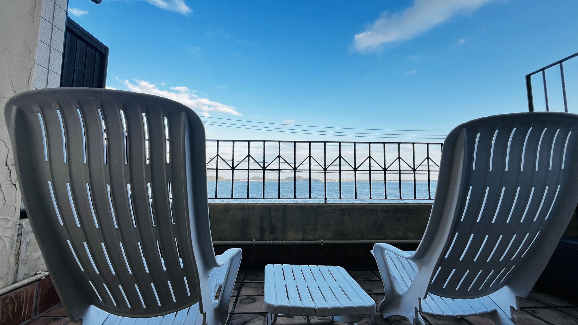洋館C号室◆のんびり湖を眺める、心地よいテラスチェア。*