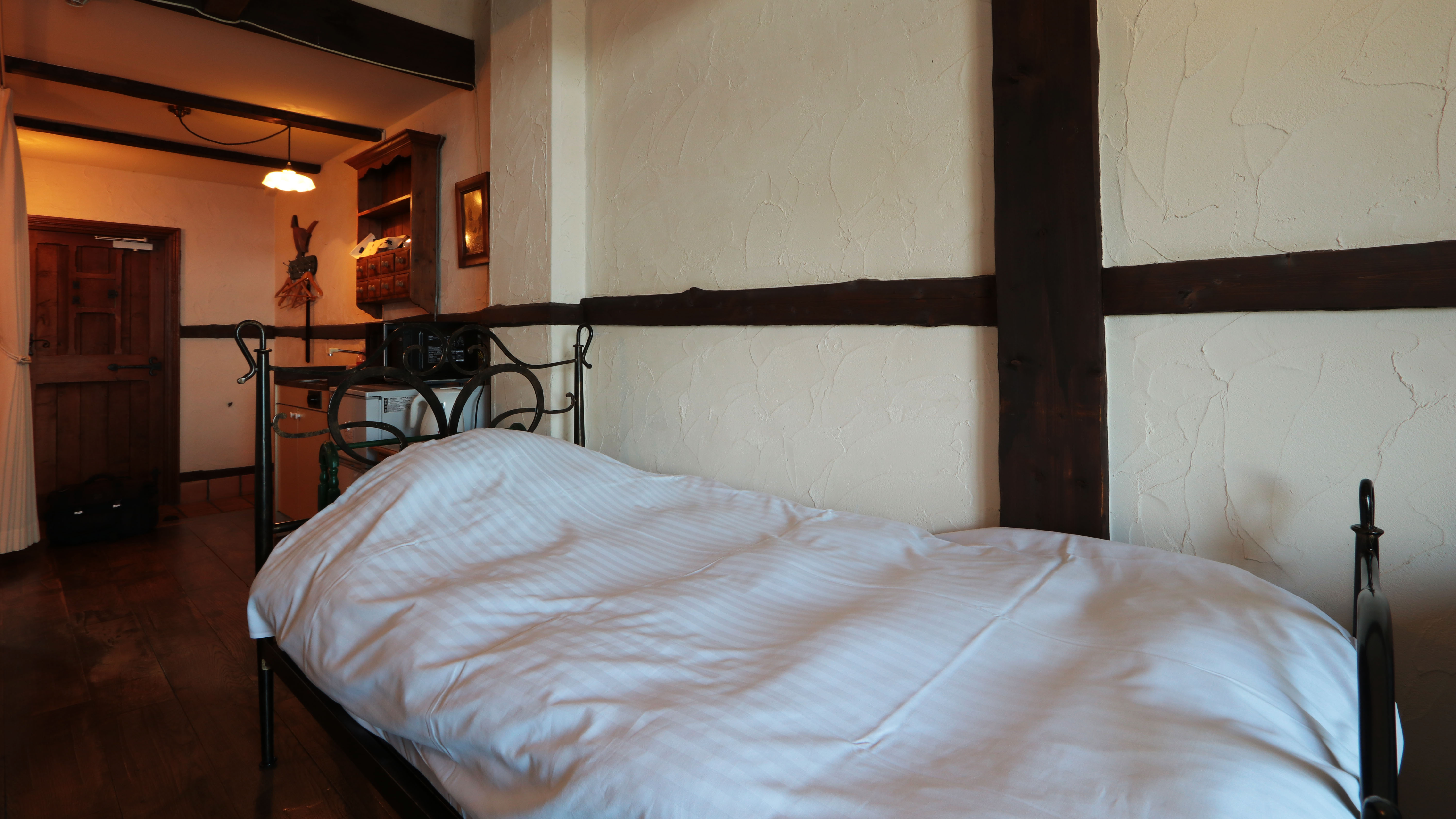 洋館B号室◆英国雰囲気を感じるアイアン製ベッド*