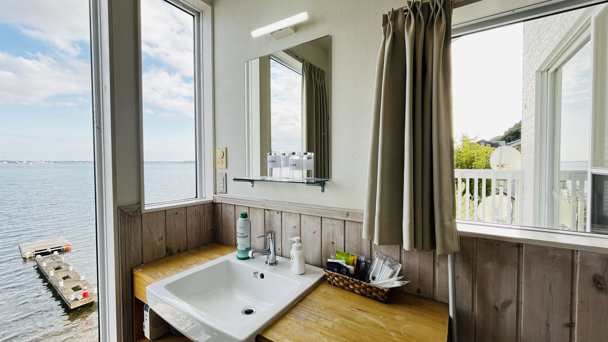 本館7号室◆湖を眺めながら使える、明るい洗面スペース。*