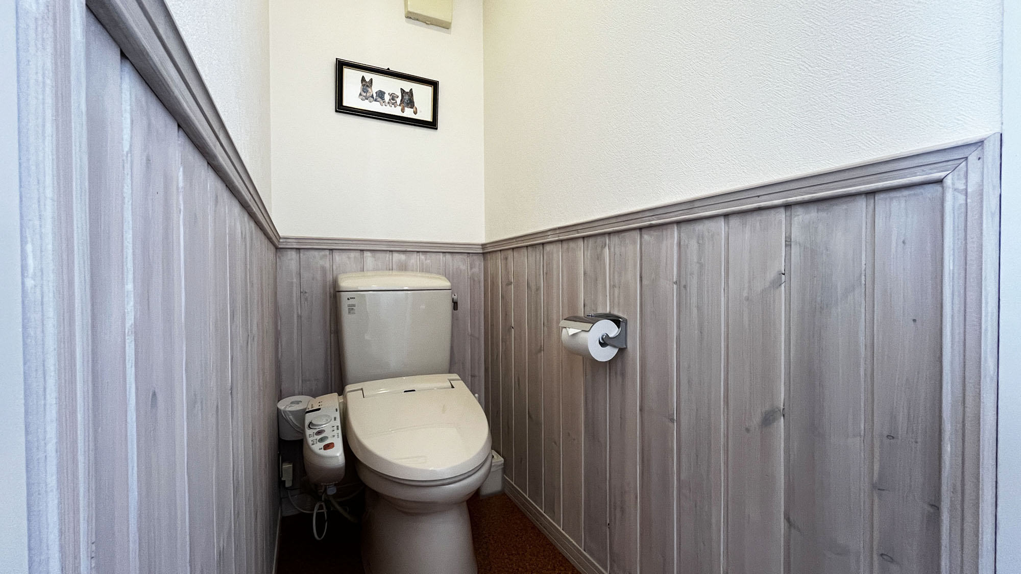 洋館A号室◆木の温もりを感じる、落ち着いた雰囲気のトイレ。*