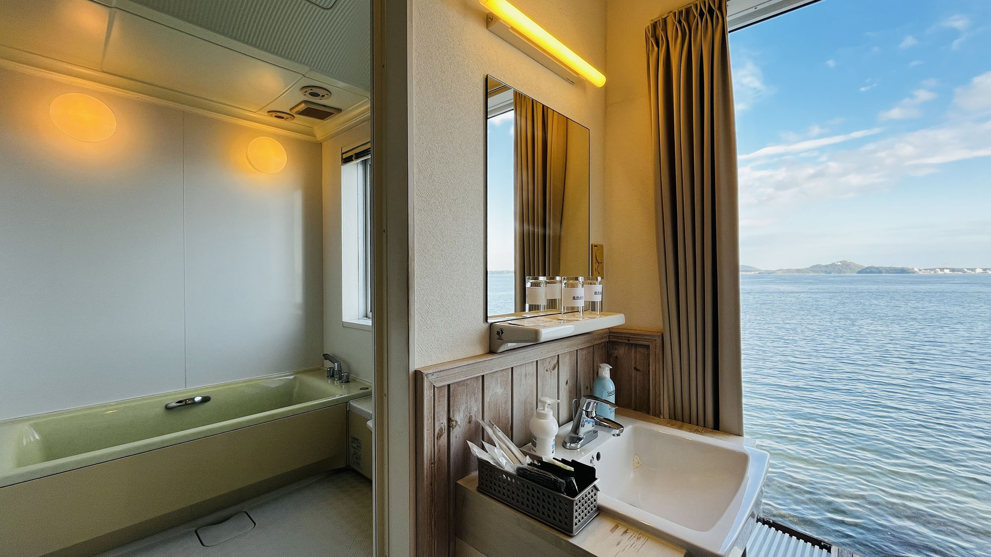 本館3号室◆洗面台・浴室のどちらからも湖を望める開放的なバスルーム。*
