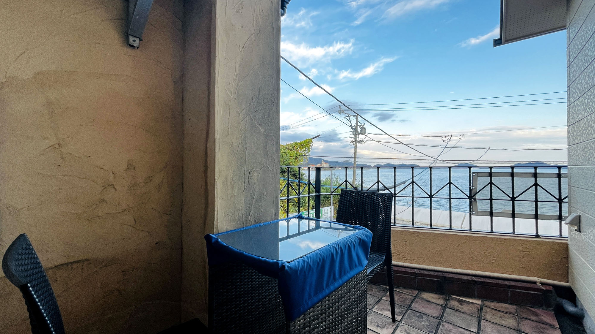 洋館D号室◆おふたりだけで湖を眺められる、こじんまり可愛い専用テラス。*