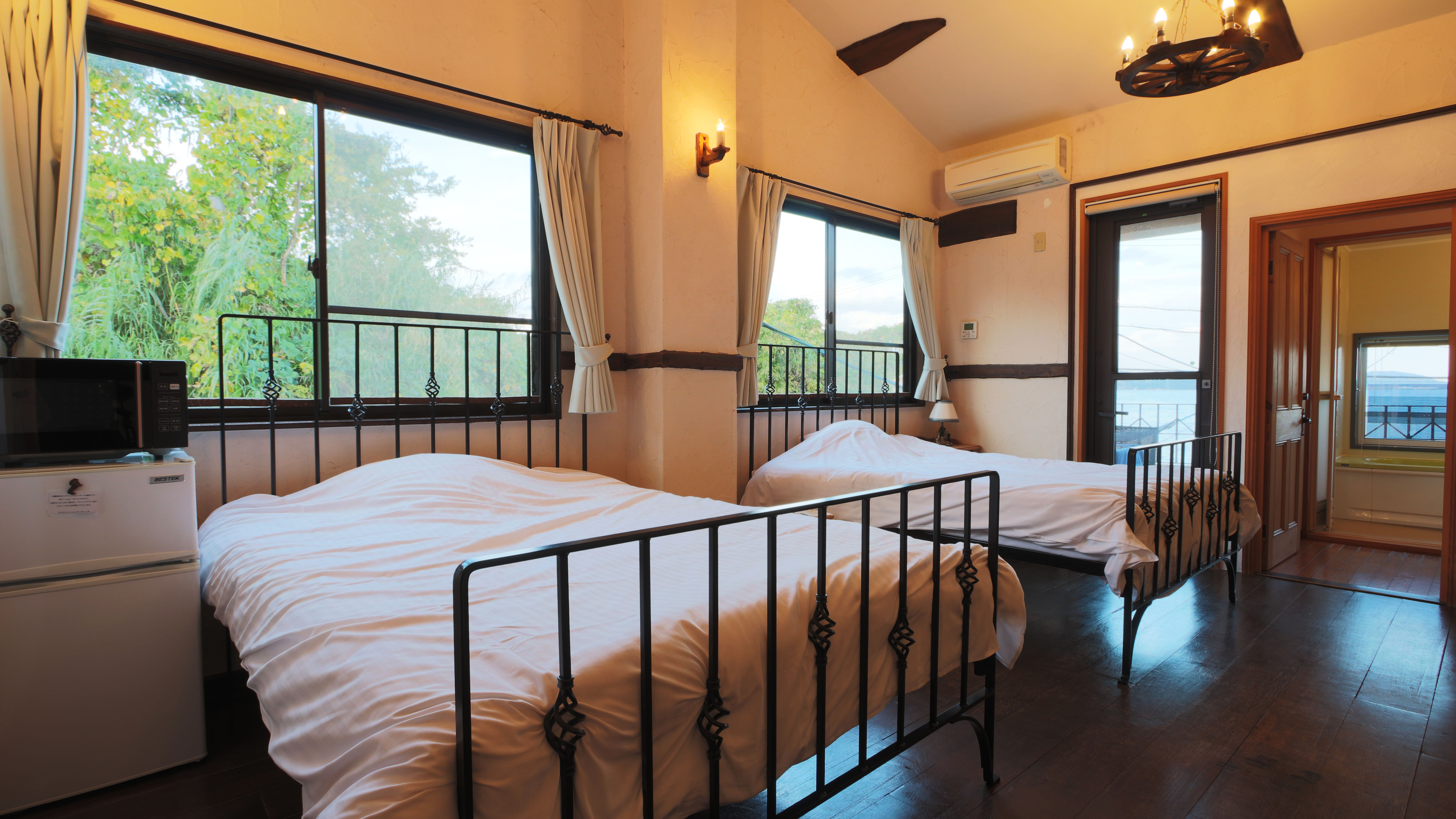 洋館D号室◆天井が高く、ゆとりあるスペースでお寛ぎいただけます。*