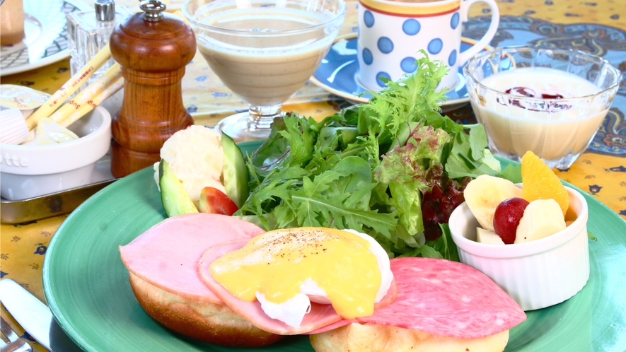 朝食◆彩豊かな朝ごはん。特製エッグベネディクト・ヨーグルト・自家製ポタージュ・フルーツ・C
