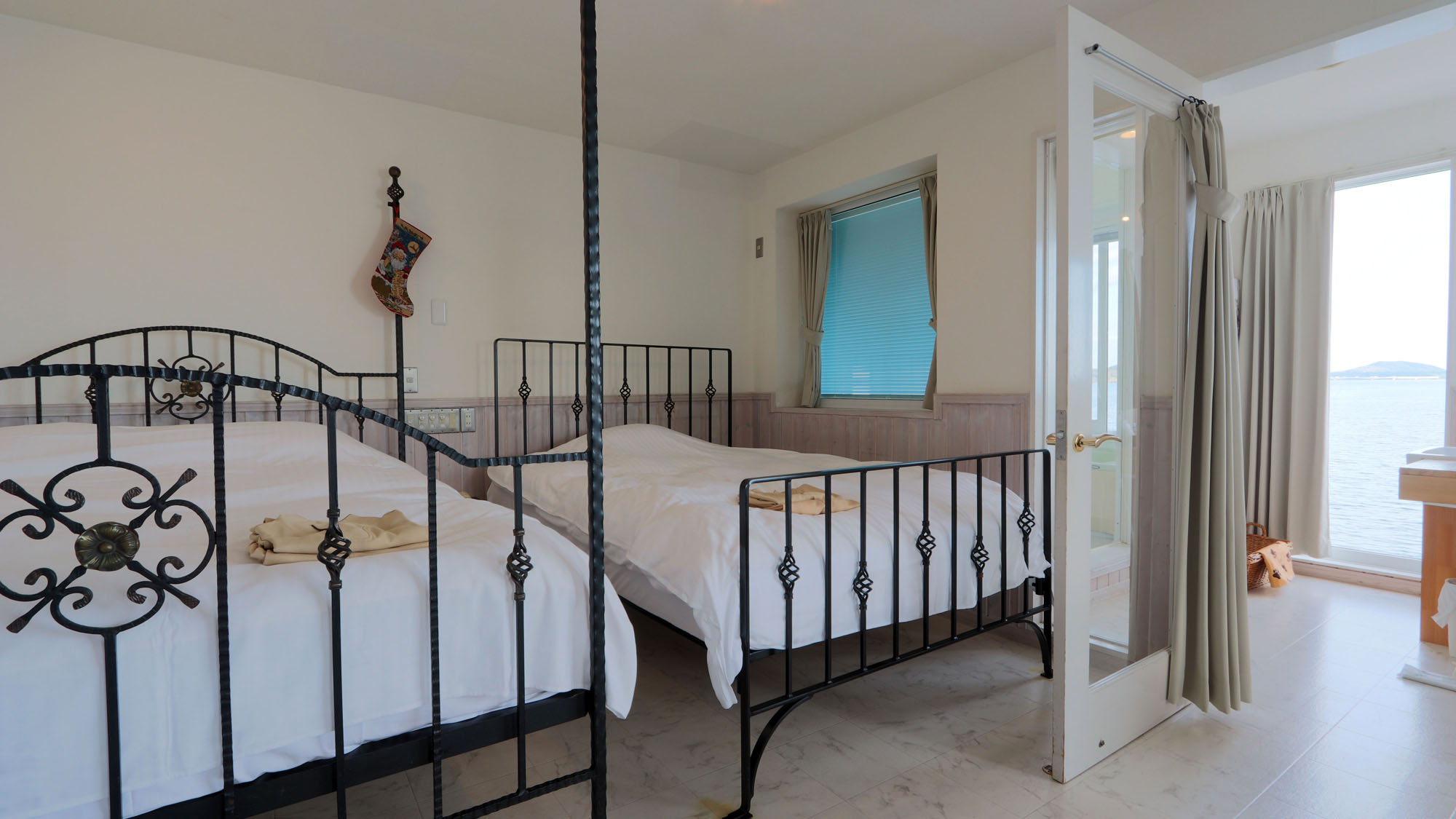 本館7号室◆英国風アンティーク調家具を使用*