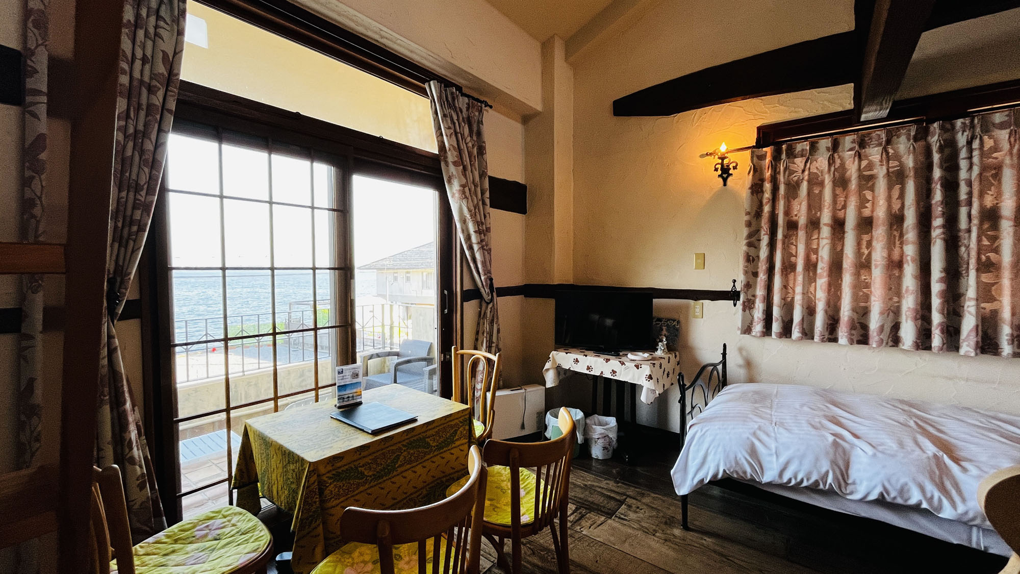 洋館A号室◆湖を眺めながら過ごせる、レトロでかわいい洋館のお部屋*