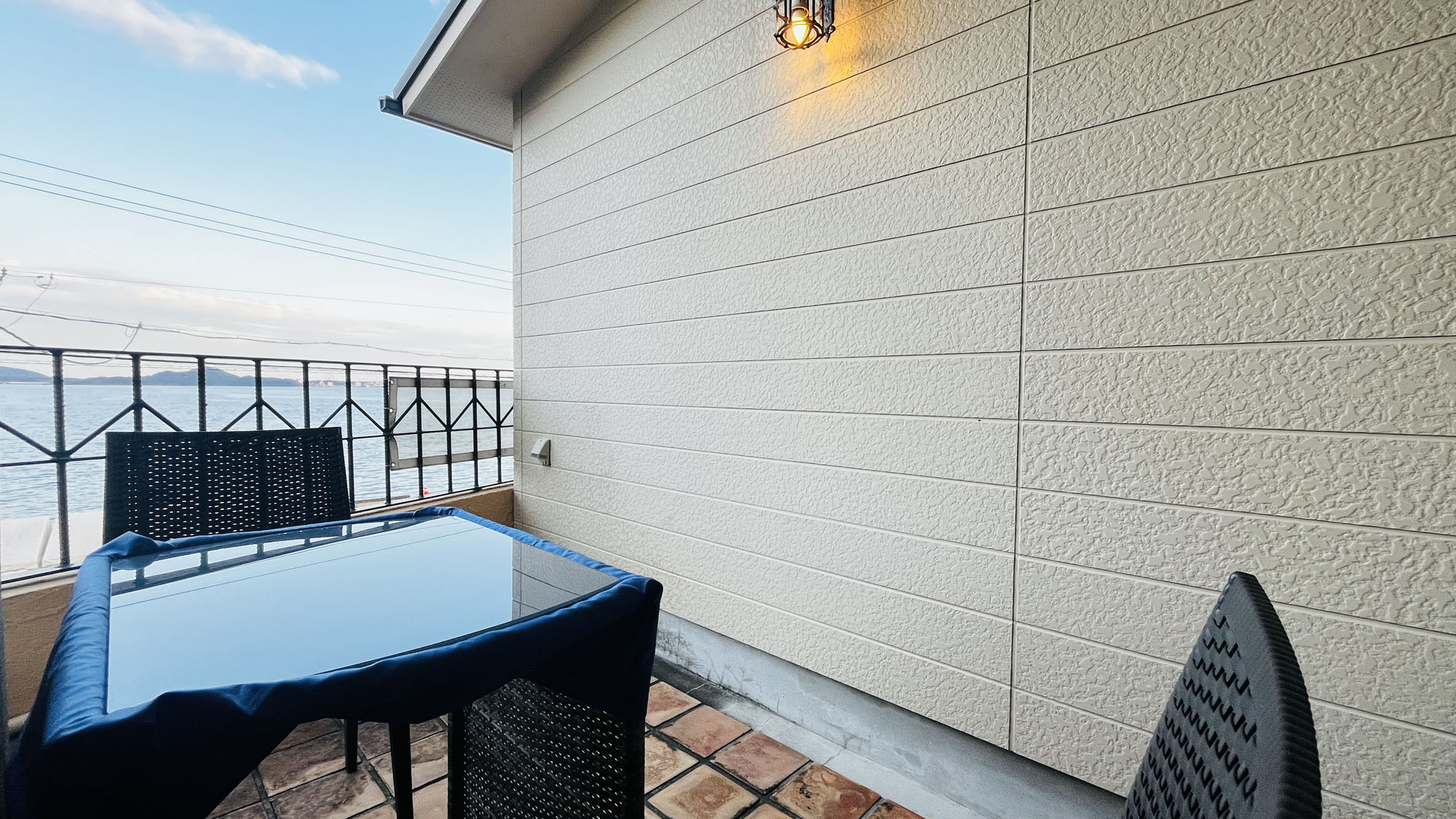 洋館D号室◆湖を眺めてのんびり過ごせる、心地よいテラススペース。*