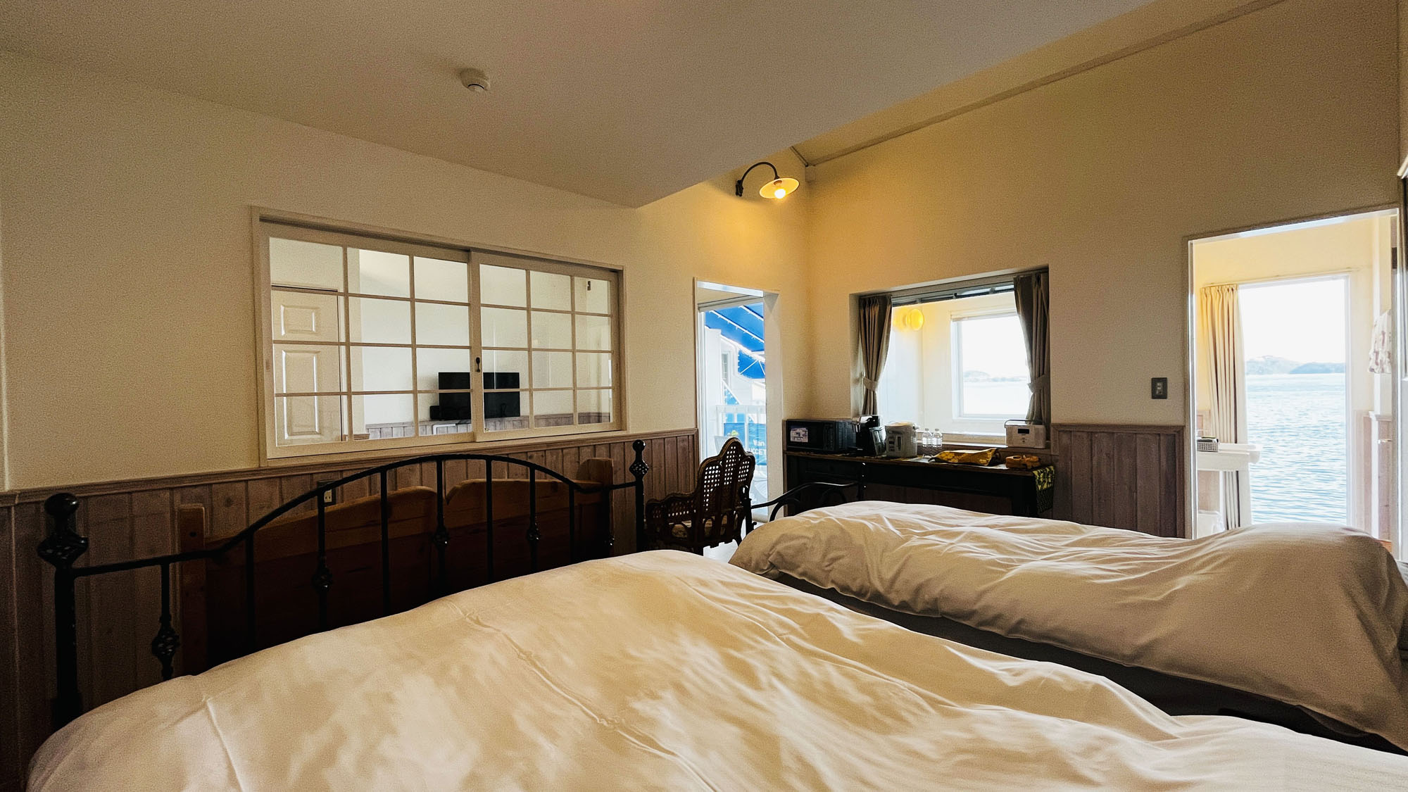 本館3号室◆やわらかな光が差し込む、湖ビューの落ち着いたお部屋。*