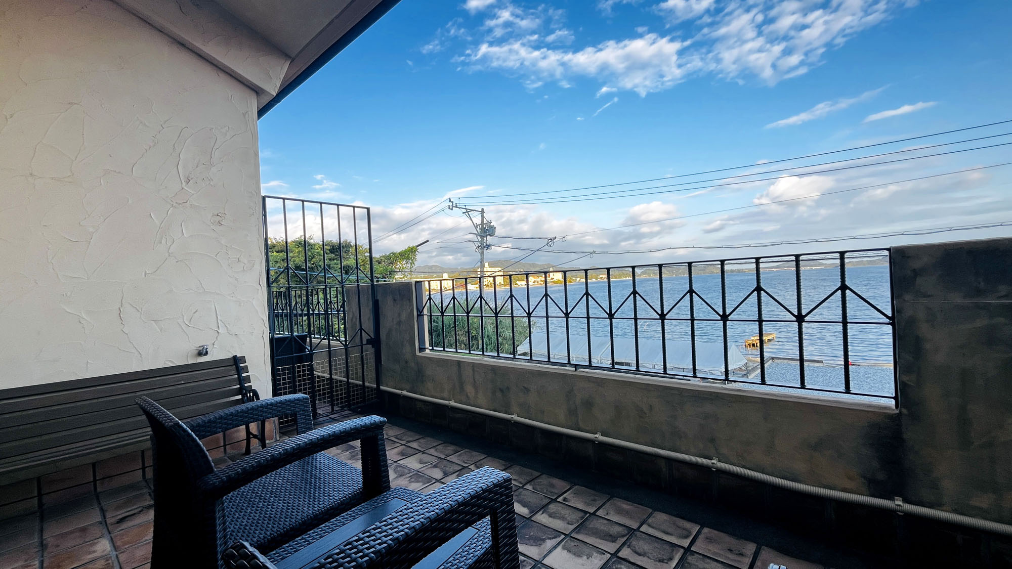 洋館B号室◆「湖を眺めながらくつろげる、開放的なテラススペース。*