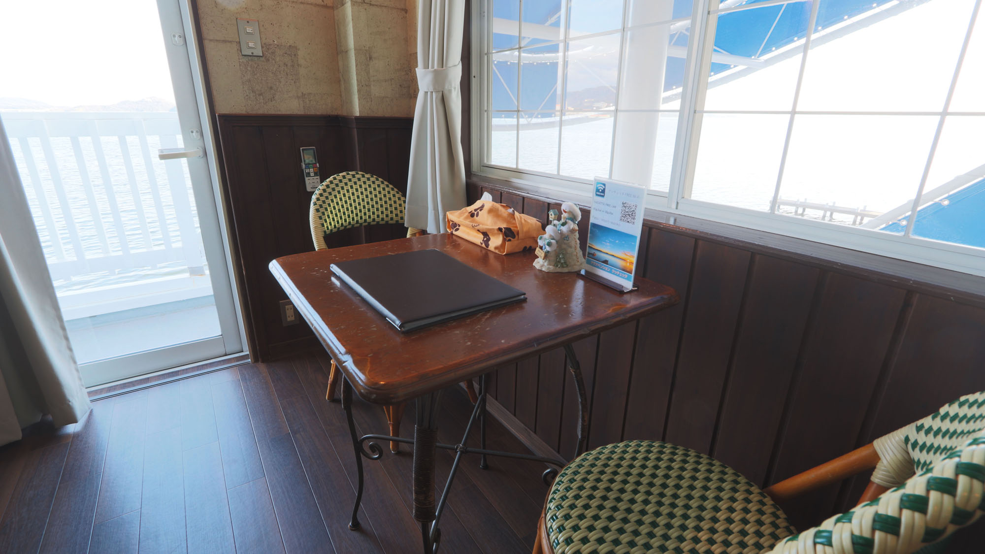 本館1号室◆静かな湖を眺めながら、読書やティータイムを楽しめるくつろぎのスペース*