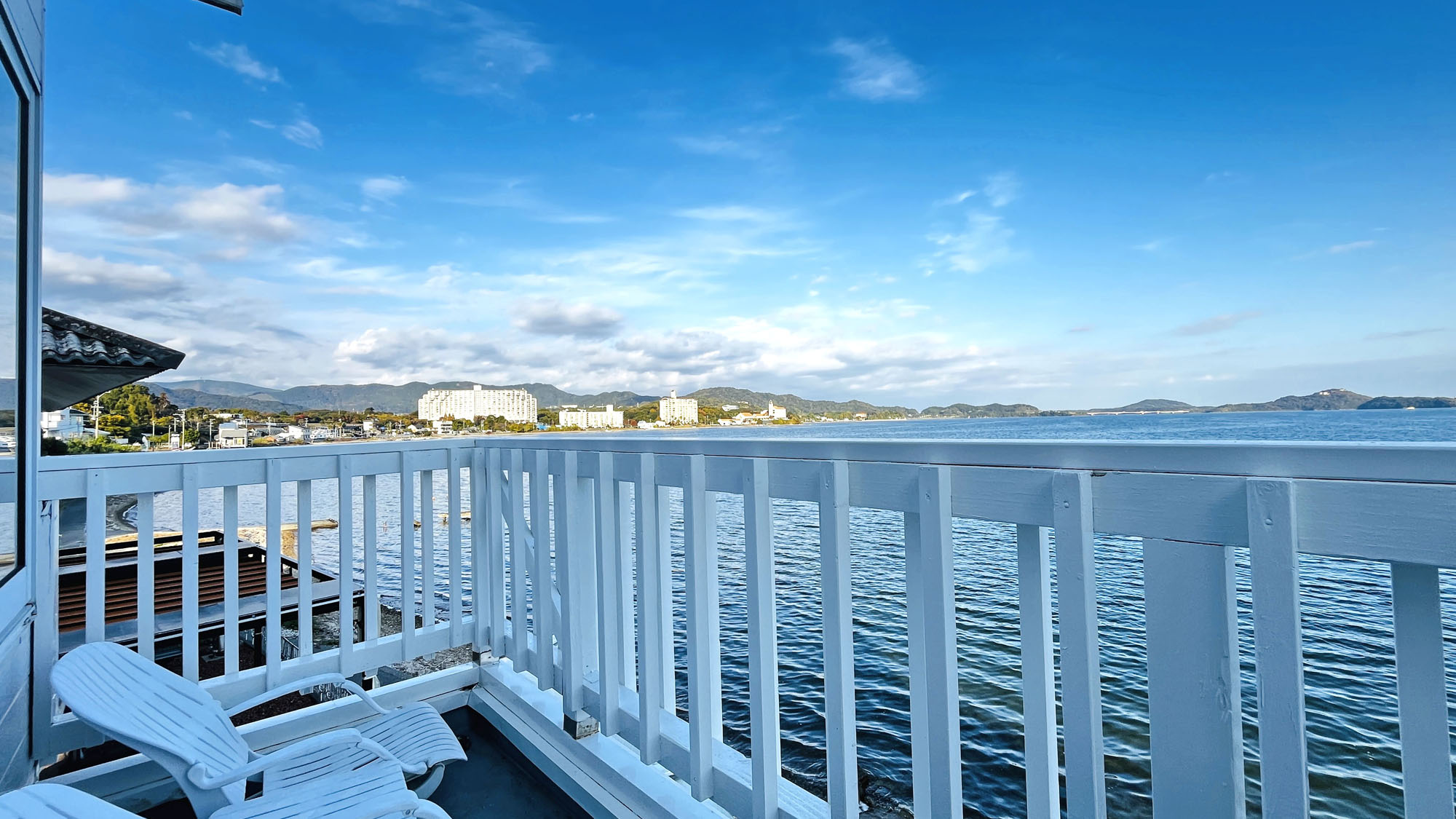 本館1号室◆青い湖と空を一望できる、開放的なバルコニー。*