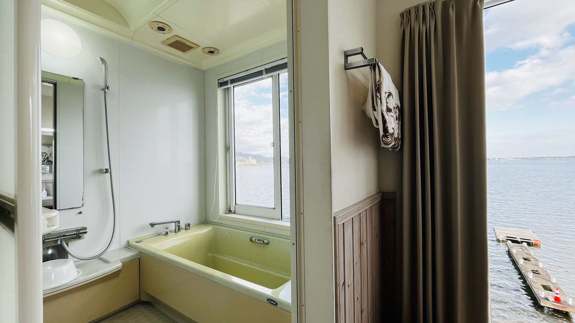 本館7号室◆湖を眺めながら入浴できる、開放感あふれる浴室。*