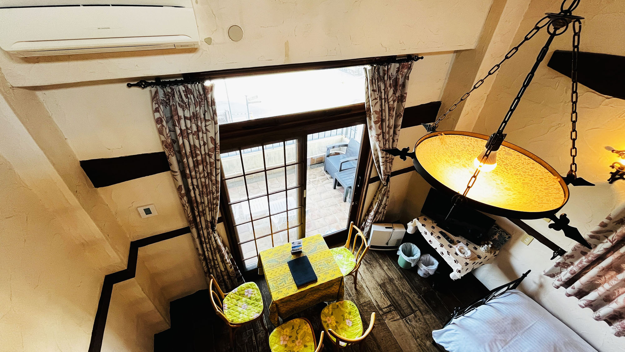 洋館A号室◆レトロな灯りとテラスへ続く窓が素敵な、あたたかみのあるお部屋。*