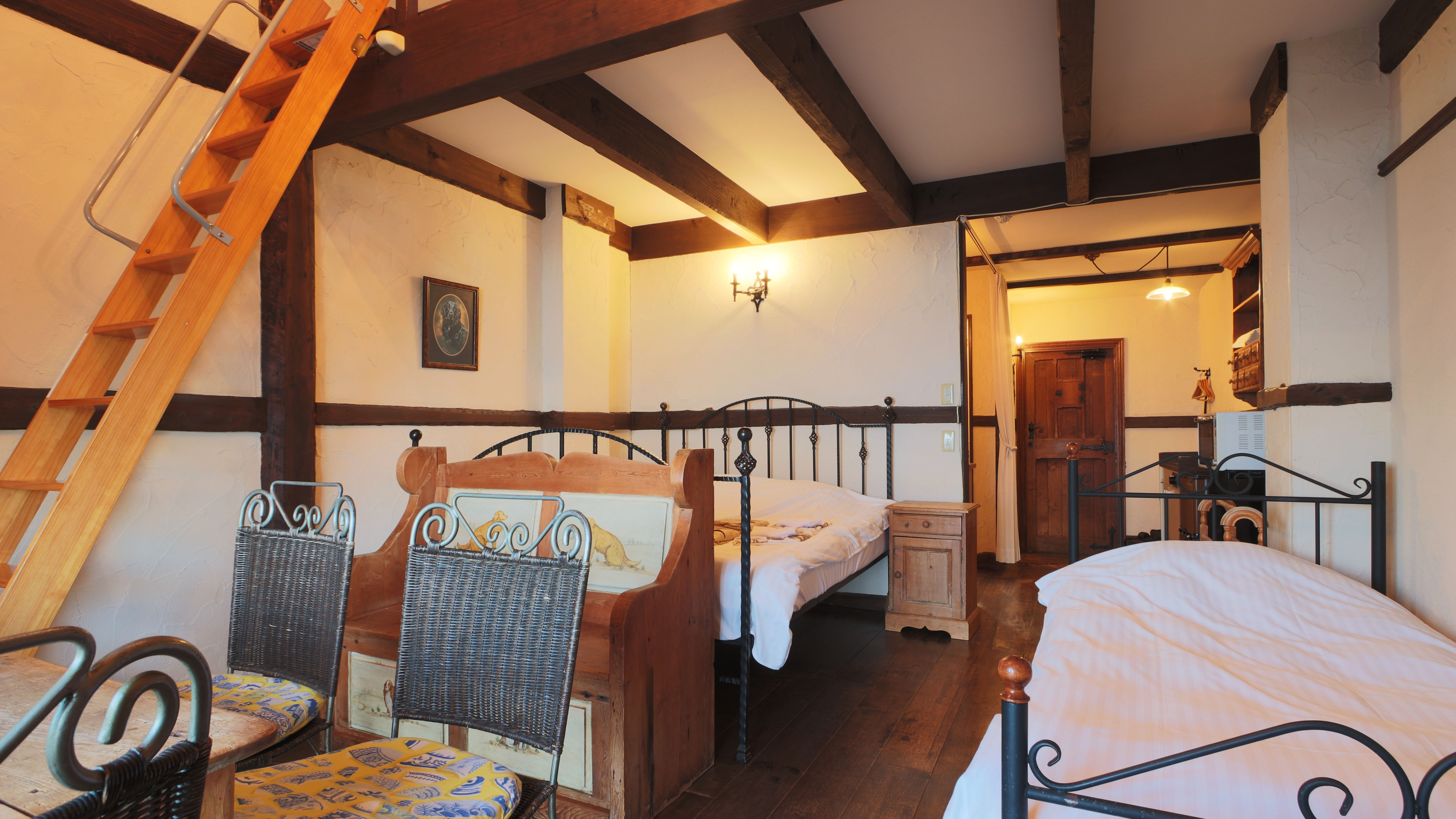 洋館C号室◆アンティークなアイアン調ベッドが英国雰囲気を感じさせます*