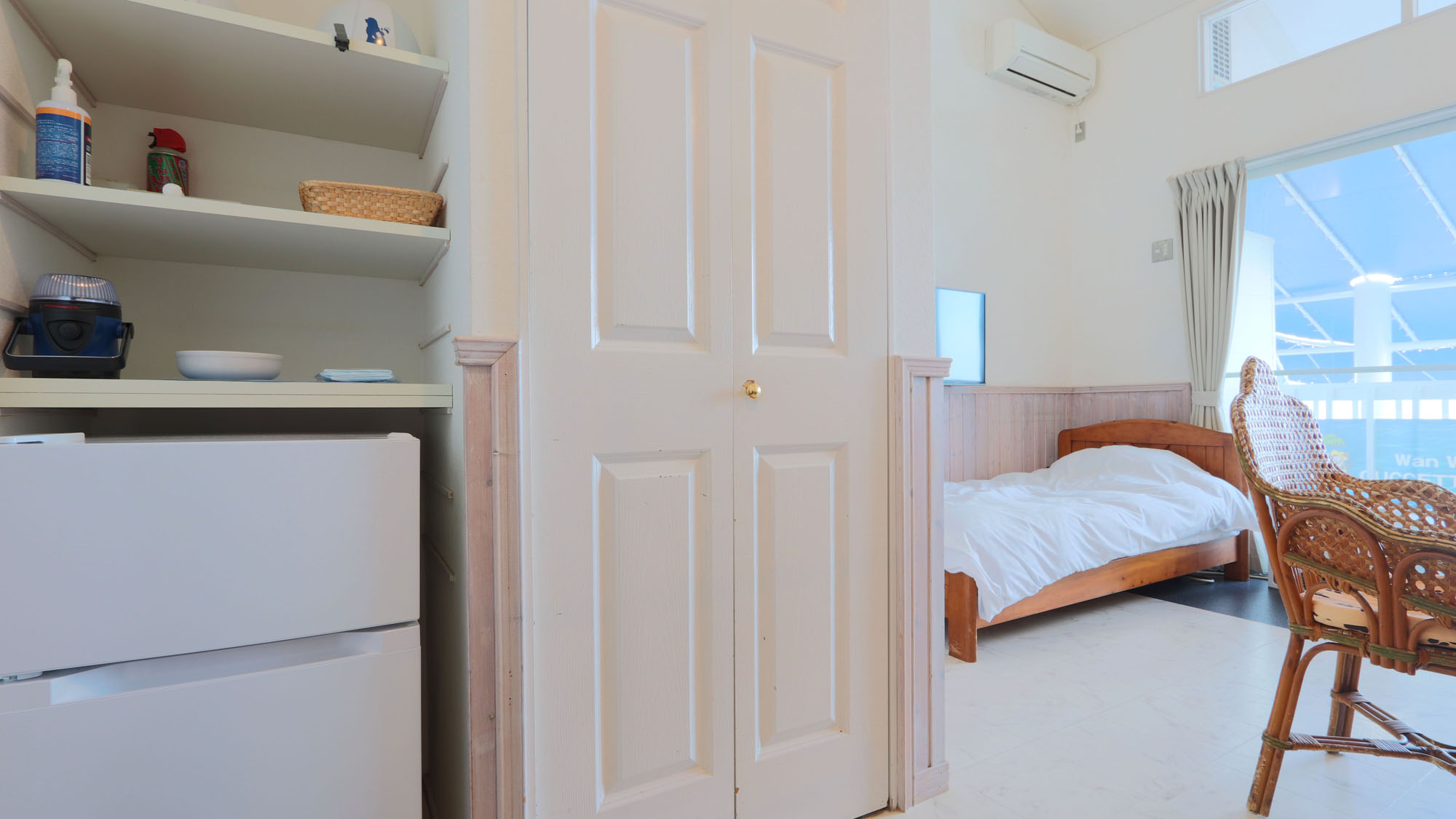 本館3号室◆明るく清潔な客室には、便利な冷蔵庫も完備されています。*