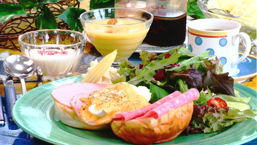 朝食◆彩豊かな朝ごはん。特製エッグベネディクト・ヨーグルト・自家製ポタージュ・フルーツ