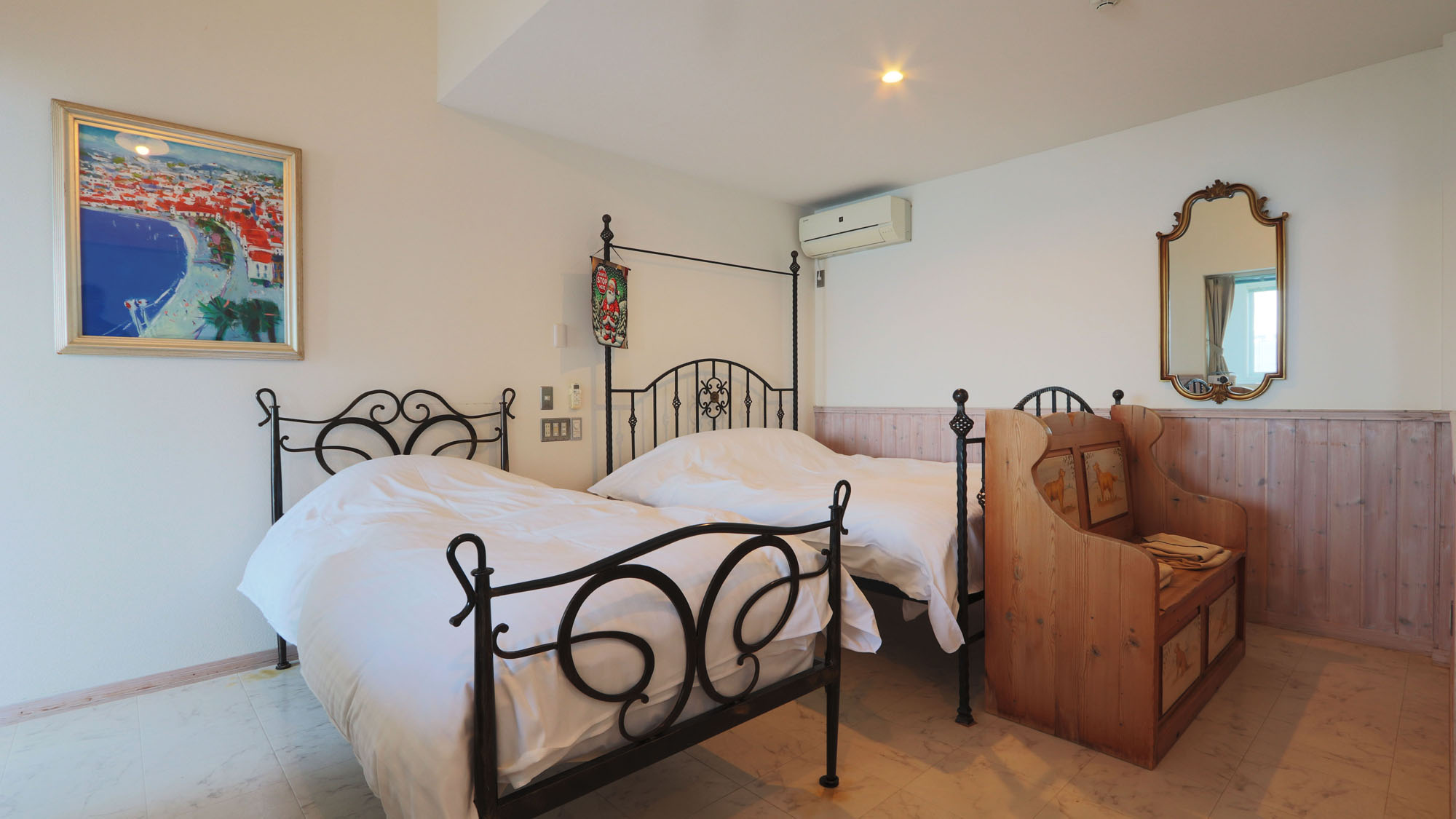 本館3号室◆アンティーク調のアイアンベッドと、温かみのある木製家具が心地よいツインルーム*