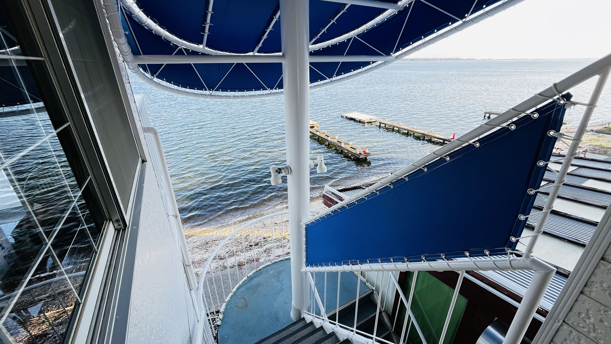 海辺のリゾートのような、青い屋根に包まれた螺旋階段が魅力。*