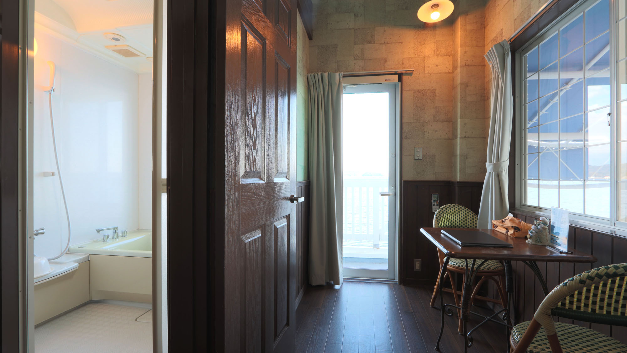本館1号室◆浴室のすぐ隣に、景色を楽しめるテーブルセットを備えた便利なスペース*