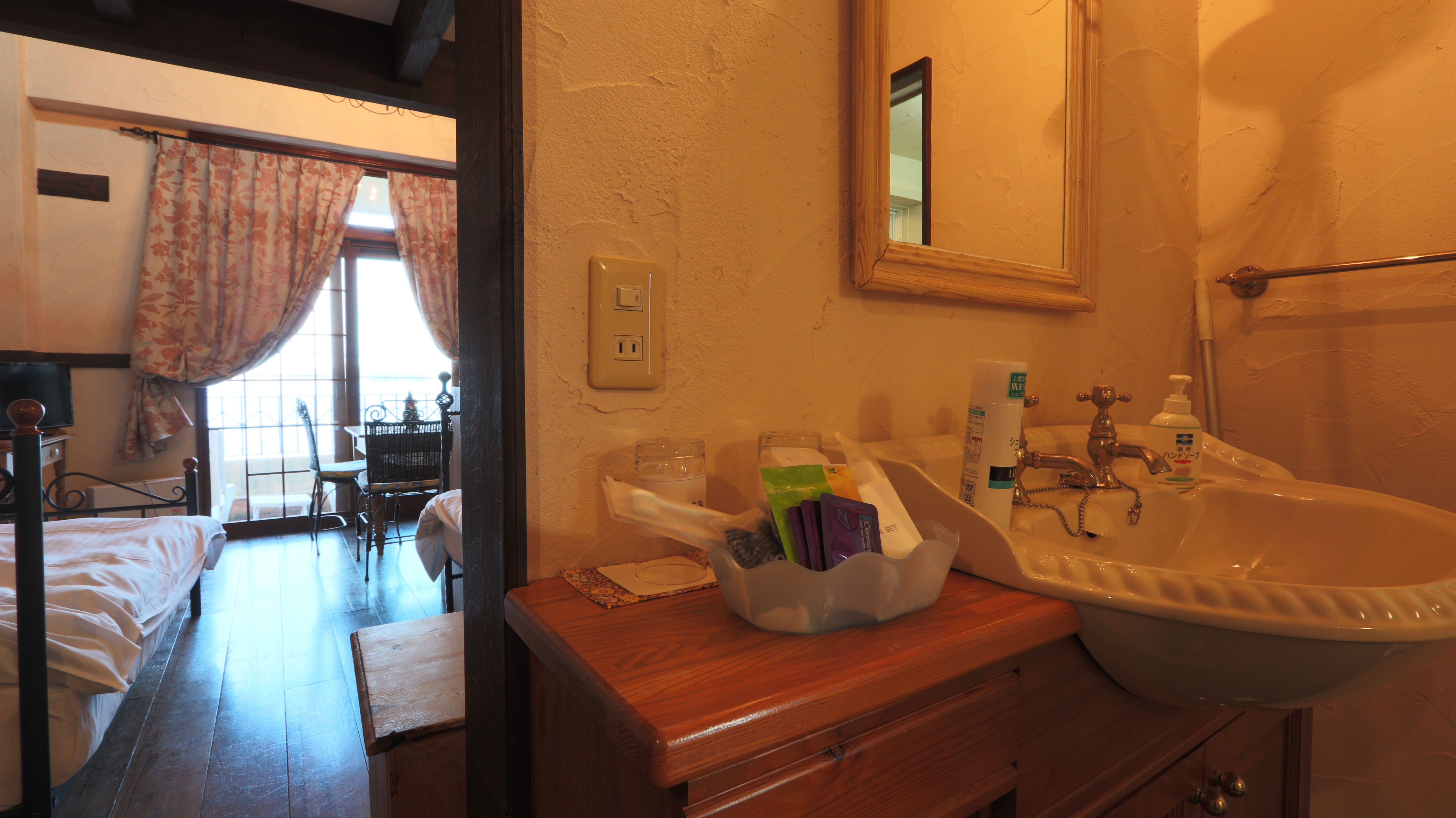 洋館C号室◆基本アメニティーも完備！入浴剤もご用意ございます。*