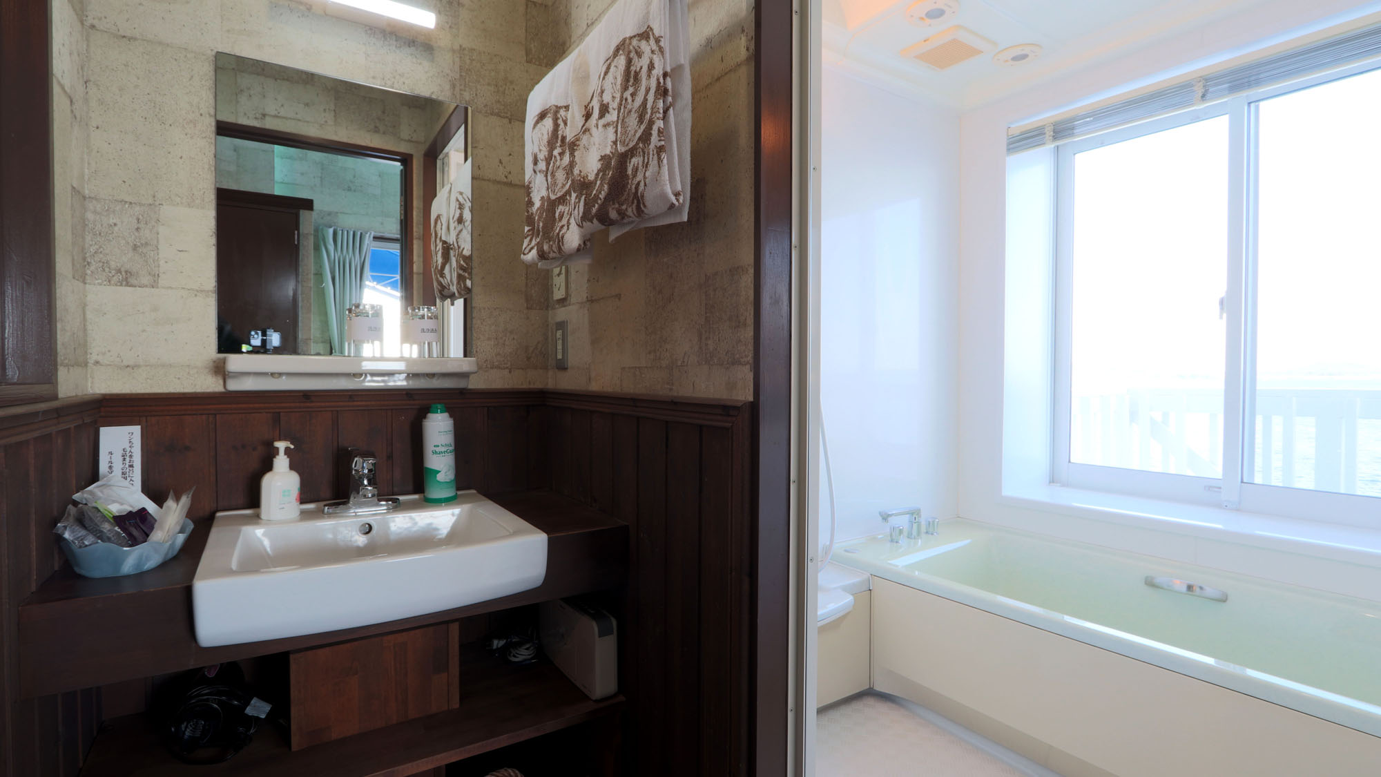 本館1号室◆洗面所と浴室から湖を望める、開放的なバスルーム。*