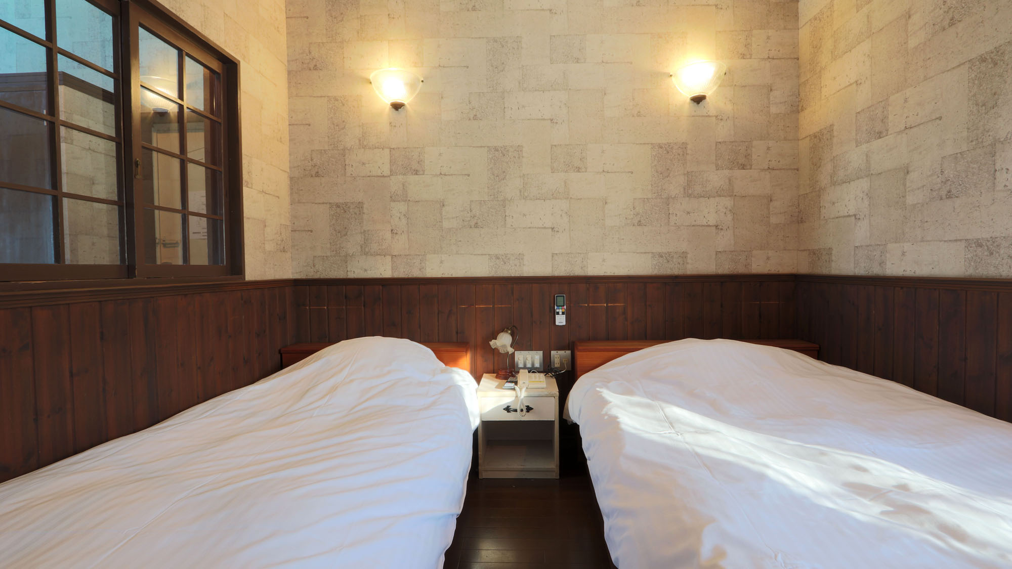 本館1号室◆上質な木目と穏やかな灯りが包むお部屋*